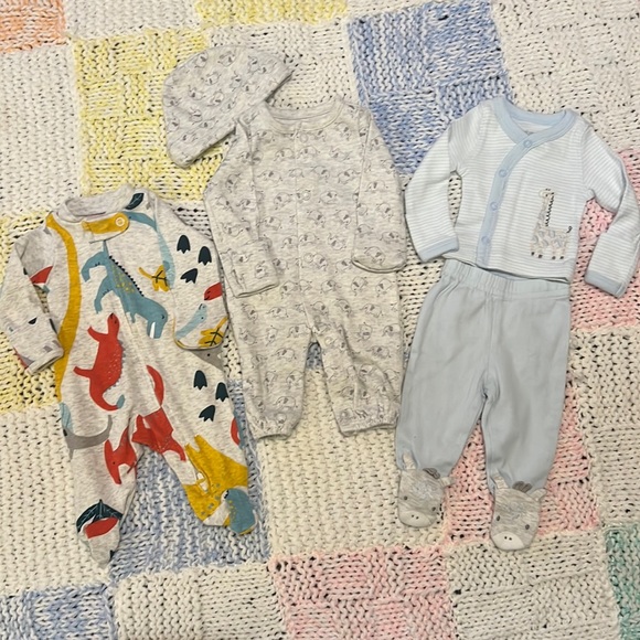 Carter's Other - 3 preemie outfits,Carters, dinosaurs, baby elephants, & giraffe - cute fabric👼